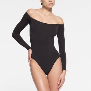 SKIMS - Essential Off The Shoulder Bodysuit